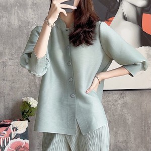 Pleated quarter sleeve button blouse