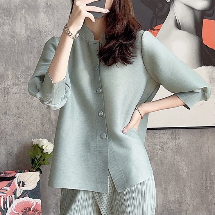 Pleated quarter sleeve button blouse