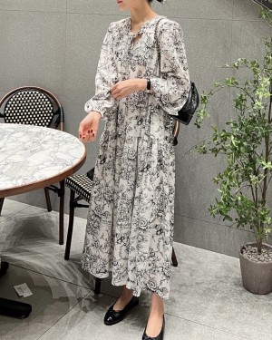 Porcelain motif dress