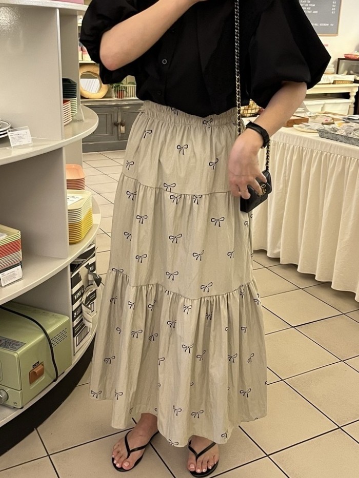 Bow motif skirt