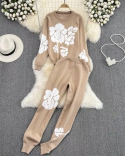 Flower motif knit pullover and pants set