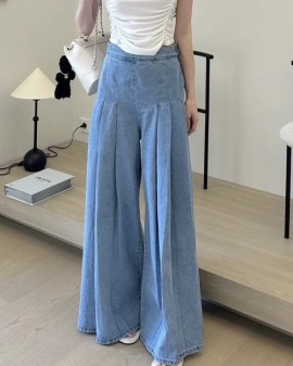 Denim jeans with pleat