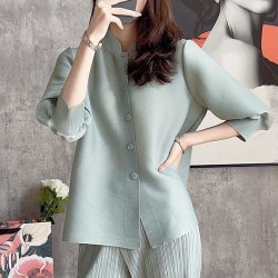 Pleated quarter sleeve button blouse