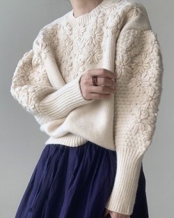Flower embroidery knit pullover