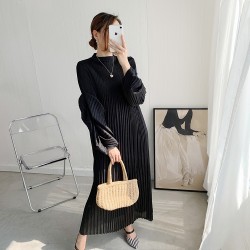 Pleated dress with ruched sleeves