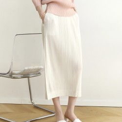 Pleated skirt with slit