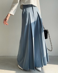 Flare pants with pleat