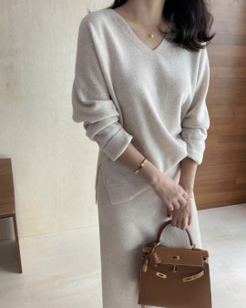 V-neck knit blouse and skirt set
